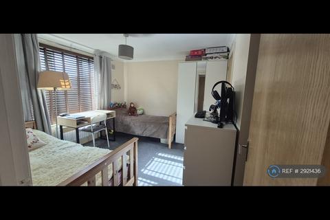 2 bedroom flat to rent, Tallow Close, Dagenham, RM9