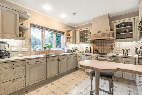 4 bedroom detached house for sale, Oakleigh Gardens, Edgware, Greater London. HA8 8EA