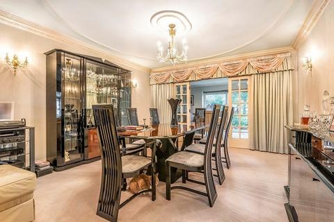4 bedroom detached house for sale, Oakleigh Gardens, Edgware, Greater London. HA8 8EA