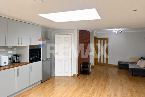 4 bedroom terraced house to rent, Stamford Road, Dagenham RM9