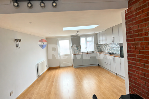 4 bedroom terraced house to rent, Stamford Road, Dagenham RM9