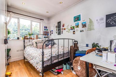 3 bedroom house to rent, Robin Hood Way, London SW15