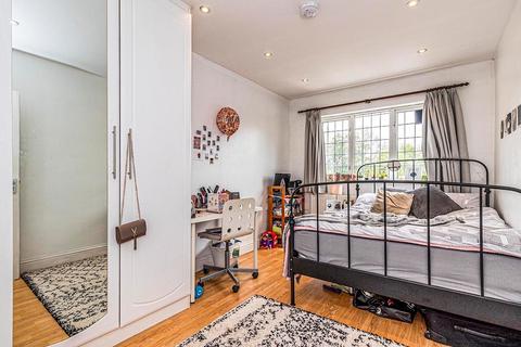 3 bedroom house to rent, Robin Hood Way, London SW15
