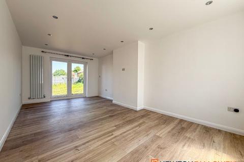 3 bedroom semi-detached house for sale, Cranmer Road, Newark NG24