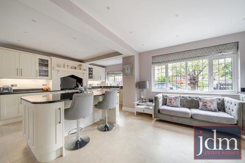 5 bedroom detached house to rent, Fairoak Drive, London, SE9