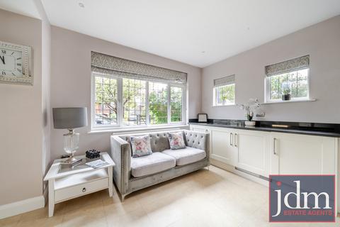 5 bedroom detached house to rent, Fairoak Drive, London, SE9