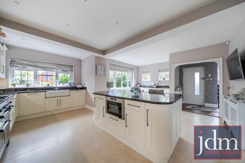 5 bedroom detached house to rent, Fairoak Drive, London, SE9