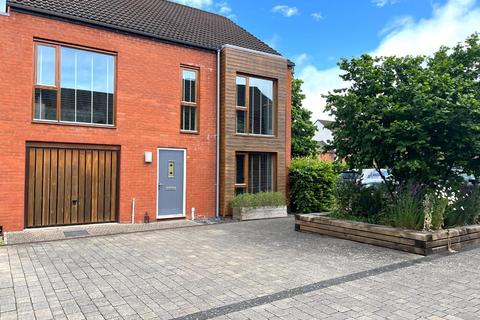 5 bedroom end of terrace house for sale, Moccasin Way, Street