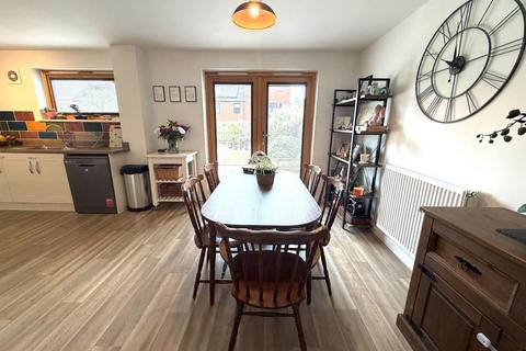 5 bedroom end of terrace house for sale, Moccasin Way, Street