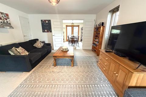 5 bedroom end of terrace house for sale, Moccasin Way, Street
