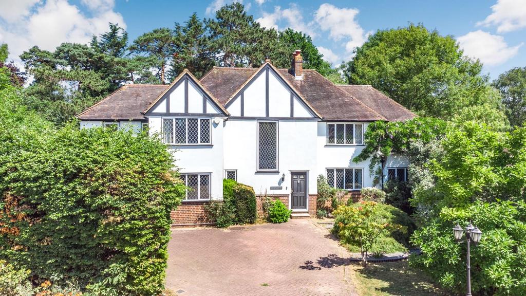 Detached house exterior, driveway