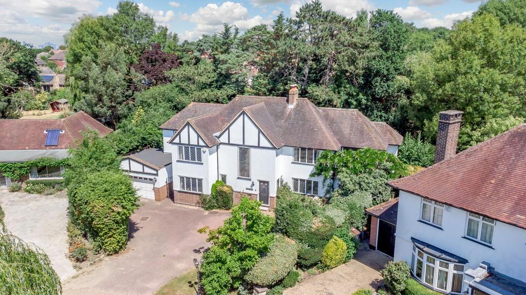 Detached house exterior, driveway, garden