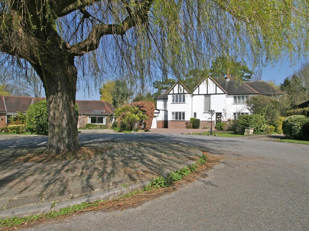Detached house exterior, driveway