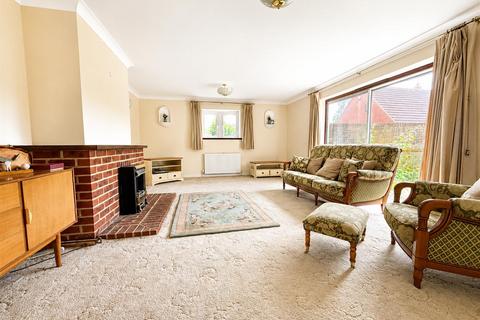 2 bedroom detached bungalow for sale, St. Georges Close, Hook End, Brentwood