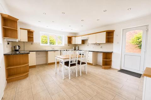 2 bedroom detached bungalow for sale, St. Georges Close, Hook End, Brentwood