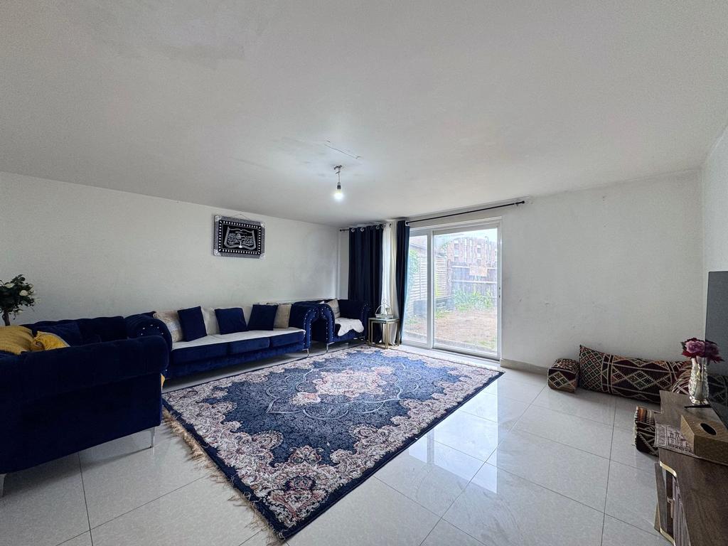Living area/dining area