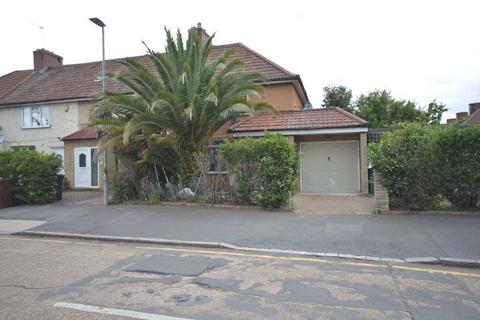4 bedroom semi-detached house to rent, Bromhall Road