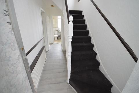 4 bedroom semi-detached house to rent, Bromhall Road