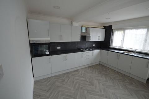 4 bedroom semi-detached house to rent, Bromhall Road