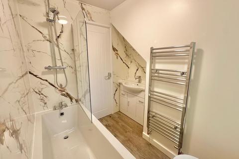 4 bedroom flat to rent, Burley Road, Leeds, West Yorkshire, LS4