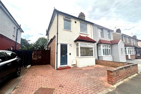 Shaftesbury  Avenue, Feltham