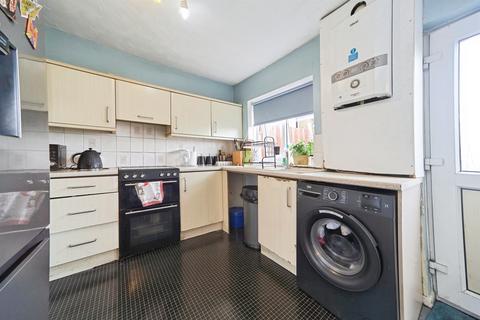 3 bedroom terraced house for sale, Greenlea Avenue, Yeadon, Leeds