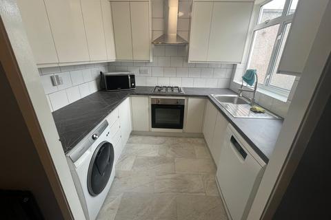 4 bedroom semi-detached house to rent, Oldfield Lane North , UB6 8PS