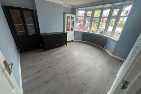 4 bedroom semi-detached house to rent, Oldfield Lane North , UB6 8PS