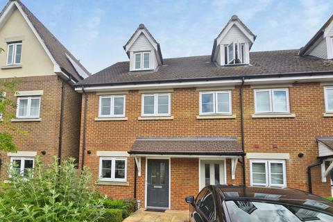 3 bed terraced house for rent in South Street, Farnborough GU14