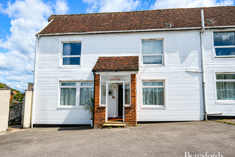 Studio to rent, Military Road, CO1