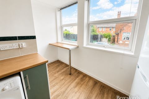 Studio to rent, Military Road, CO1