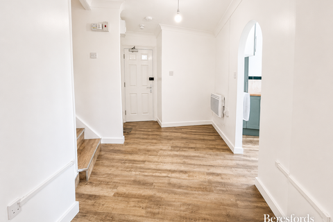 Studio to rent, Military Road, CO1