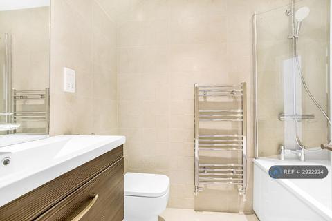 2 bedroom flat to rent, Sangley Road, London, SE25