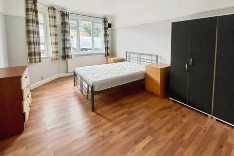 4 bedroom terraced house to rent, Wilton Road, Hounslow