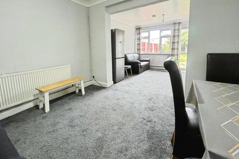 4 bedroom terraced house to rent, Wilton Road, Hounslow