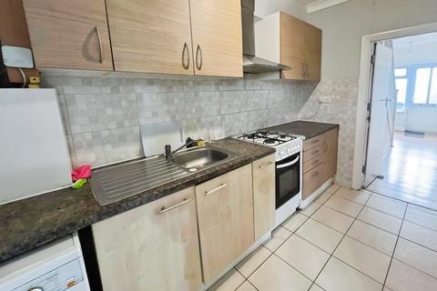 4 bedroom terraced house to rent, Wilton Road, Hounslow