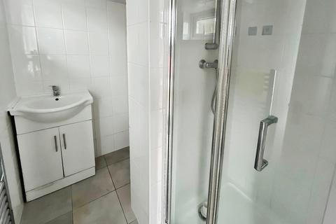 4 bedroom terraced house to rent, Wilton Road, Hounslow