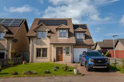 4 bedroom detached house for sale