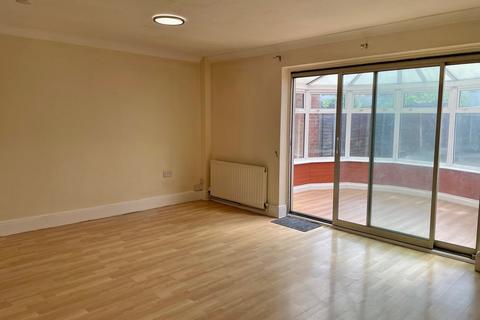 3 bedroom semi-detached house to rent, Romford