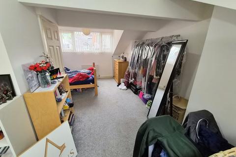 3 bedroom semi-detached house for sale, Village Place, Leeds