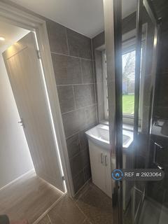 Studio to rent, Godman Road, Grays, RM16