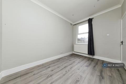 4 bedroom semi-detached house to rent, Davidson Road, East Croydon, CR0