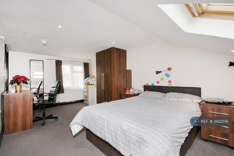 1 bedroom in a house share to rent, Station Road, London, TW3
