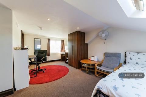 1 bedroom in a house share to rent, Station Road, London, TW3