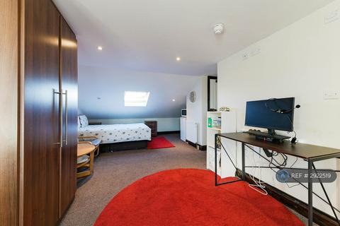 1 bedroom in a house share to rent, Station Road, London, TW3