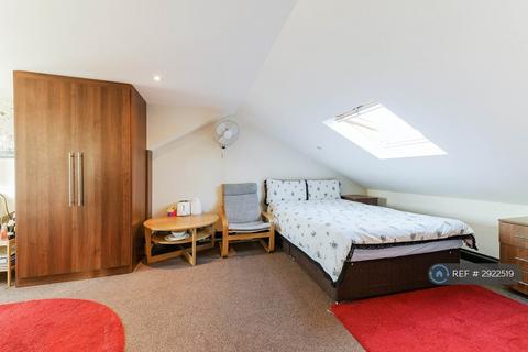 1 bedroom in a house share to rent, Station Road, London, TW3