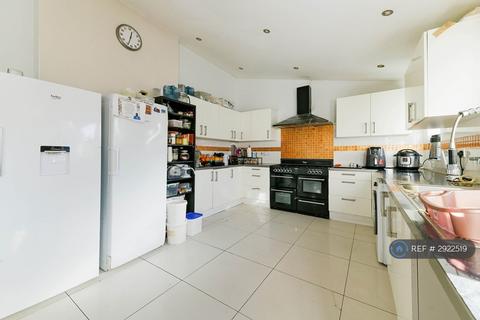 1 bedroom in a house share to rent, Station Road, London, TW3