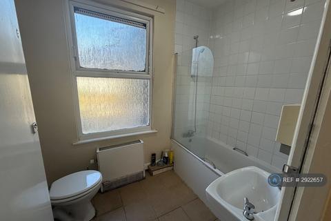 1 bedroom in a house share to rent, Hertford Road, London, N9