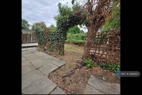 1 bedroom in a house share to rent, Hertford Road, London, N9