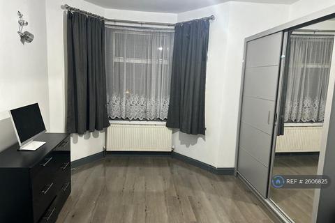 1 bedroom in a house share to rent, Bengal Road, Ilford, IG1